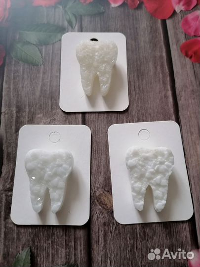 Брошь зуб из эпоксидной смолы