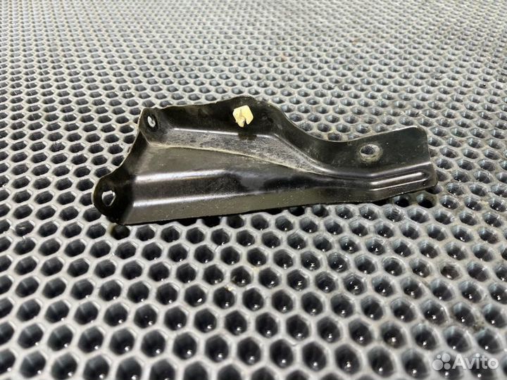 Крепление бампера прав. перед. Toyota Land Cruiser