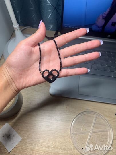 Чёрный кулон с сердцем из бисера