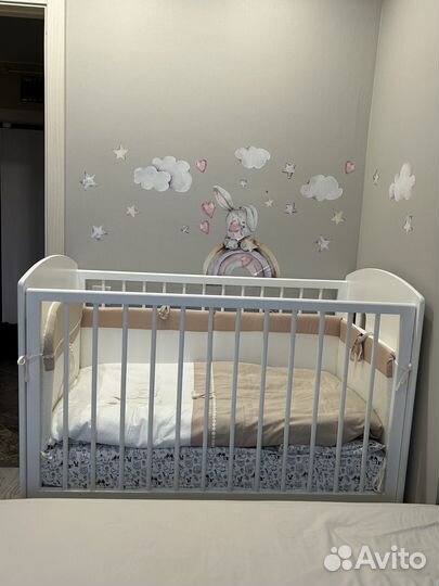 Детская кроватка с маятником