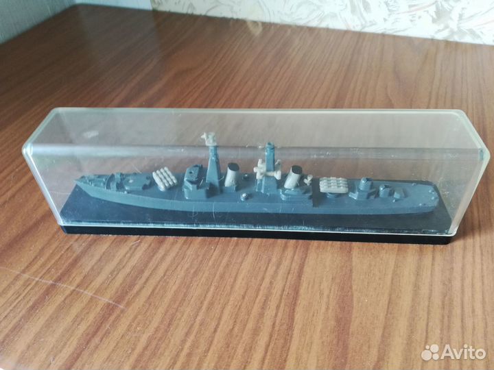 Пластиковая модель военного корабля из СССР