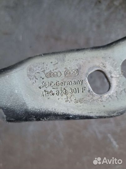 Петля капота на Audi A8 D3