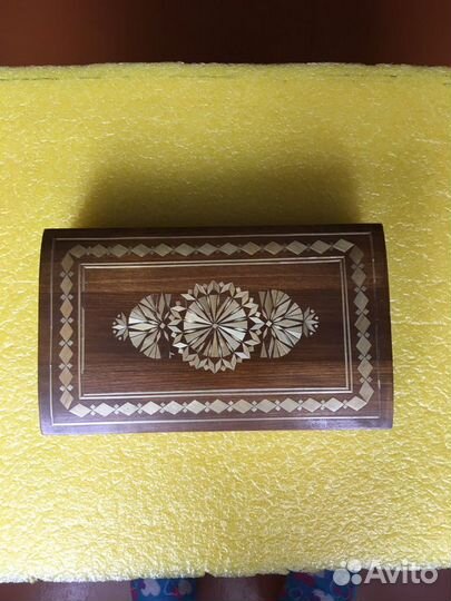 Деревянная шкатулка