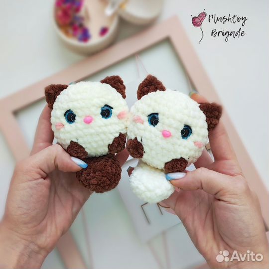 Вязаная кошечка ручная работа