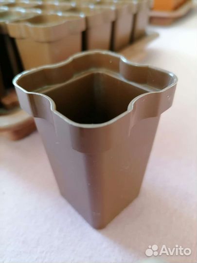 Поддон с контейнерами для растений