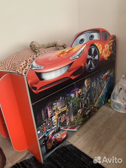 Детская кровать чердак со столом и шкафом