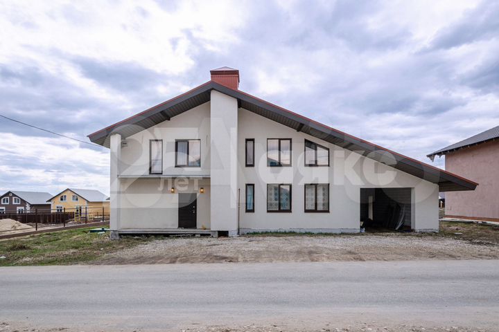 Коттедж 236 м² на участке 10 сот.