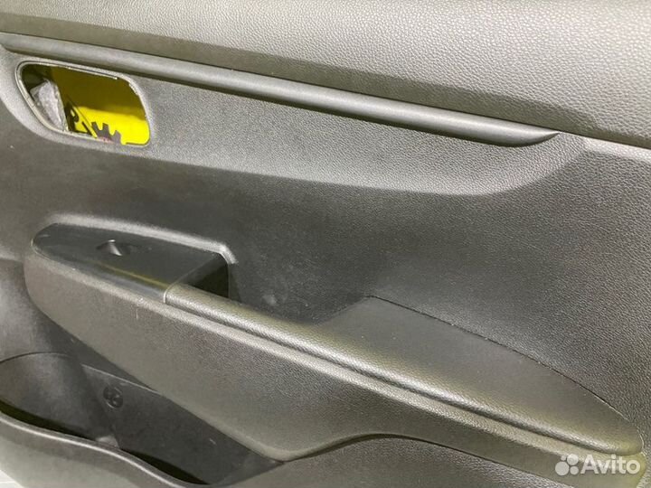 Обшивка двери передняя правая Kia Rio 4 FB 2017