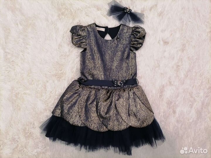 Платье для девочки б/у нарядное 4-5л 110см Турция