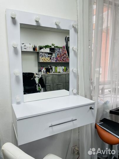 Гримерное зеркало с лампочками и ящиком