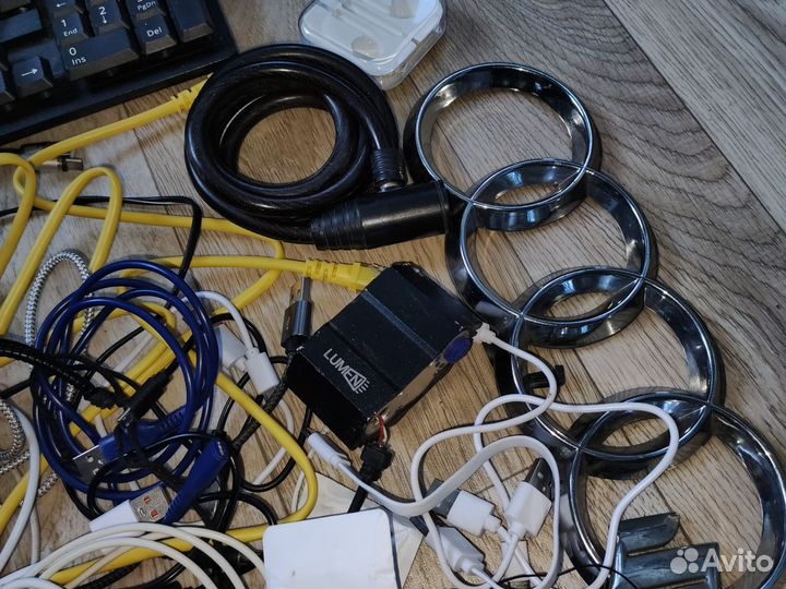 Коробка с проводами и расходниками+ монитор