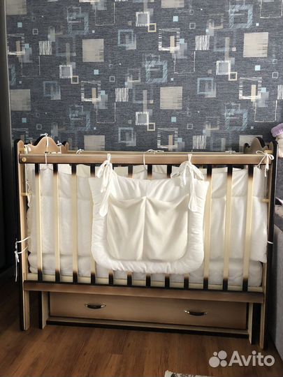 Детская кроватка с маятником