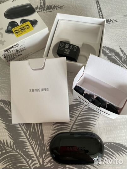 Беспроводные наушники Samsung Galaxy buds+