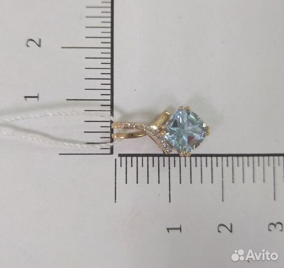 Золотая подвеска с камнем