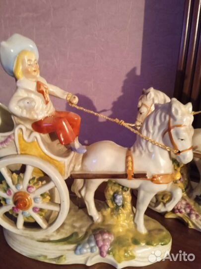 Девочка и мальчик на лошадках