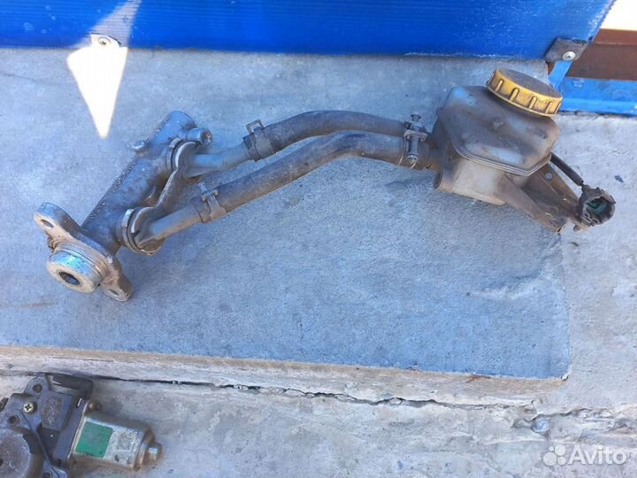 Бачок тормозной жидкости с цилиндром nissan tino