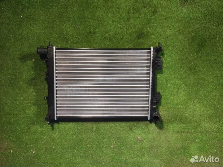 Радиатор охлаждения двигателя Hyundai Solaris