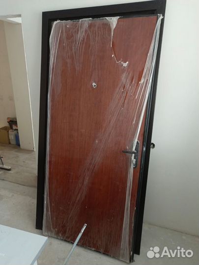Дверь входная металлическая от застройщика