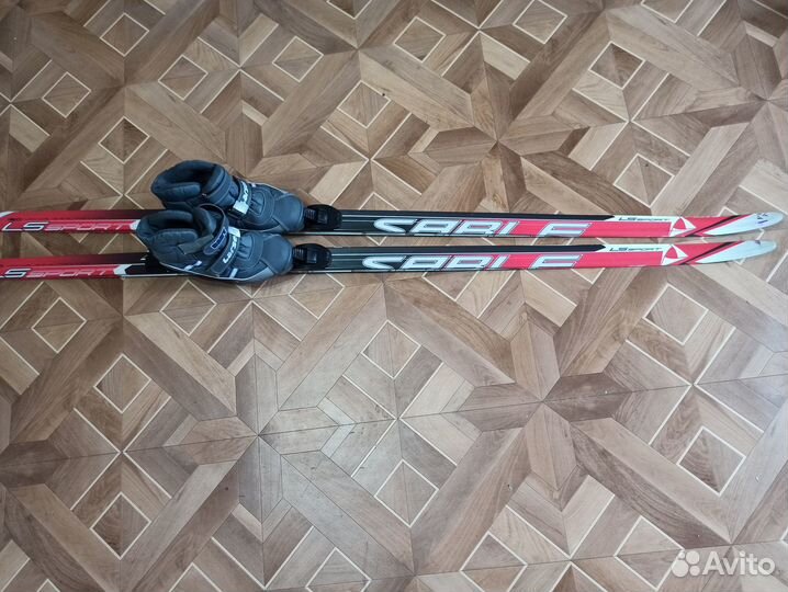 Лыжные ботинки и лыжи