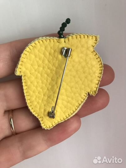 Брошь Лимон. В работе лаковые кристаллы св