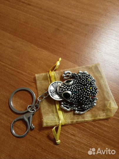 Брелок лягушка с монетой