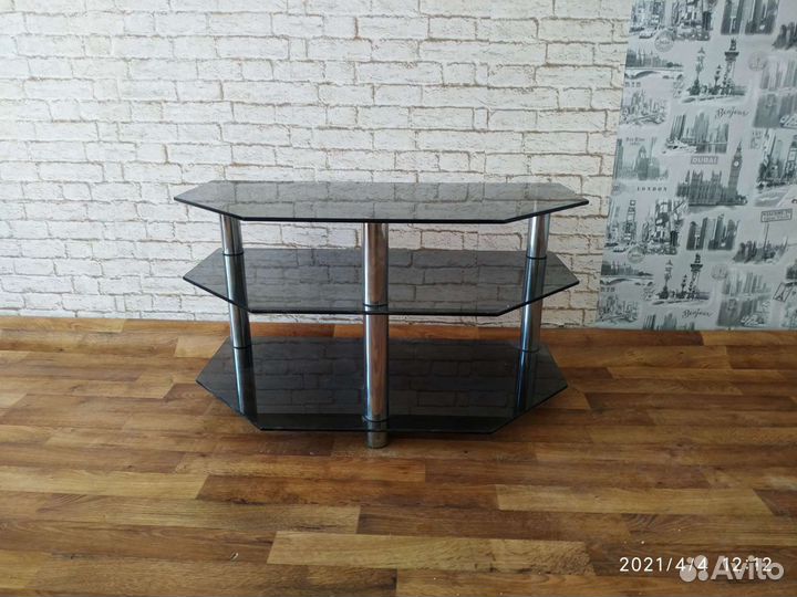 Стеклянная тумба под телевизор