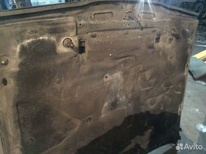 Капот на Volvo 960