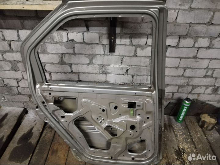 Левая задняя дверь на renault logan 1