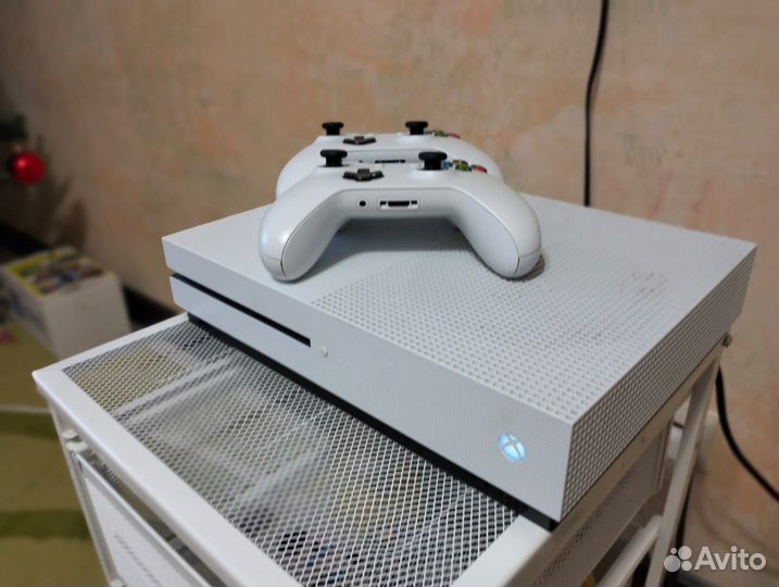 Xbox one s 1tb+игра в подарок
