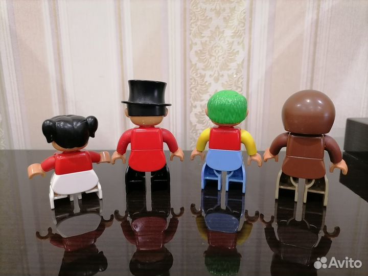 Продам фигурки человечков Лего Дупло одним лотом