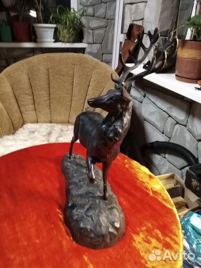 Статуэтка олень