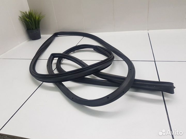 Уплотнитель передней правой двери (Geely Atlas)