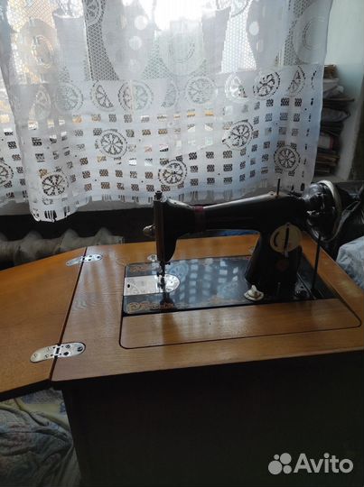 Швейная машинка ножная в рабочем состоянии