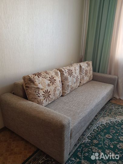 Диван прямой раскладной на ножках
