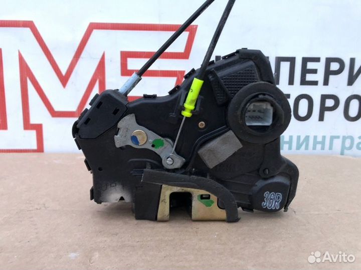 Замок двери передний правый Toyota Matrix E130 1ZZ