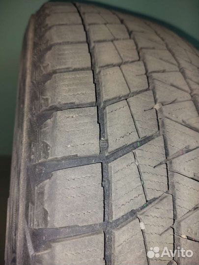 Bridgestone Blizzak DM-V1 215/60 R17