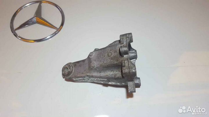 Кронштейн опоры двигателя правая Mercedes м274