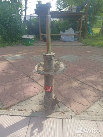 Амортизационная стойка передняя левая