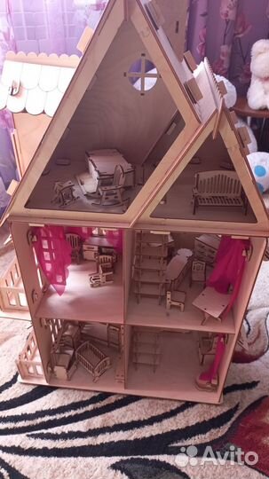 Деревянный кукольный домик с мебелью