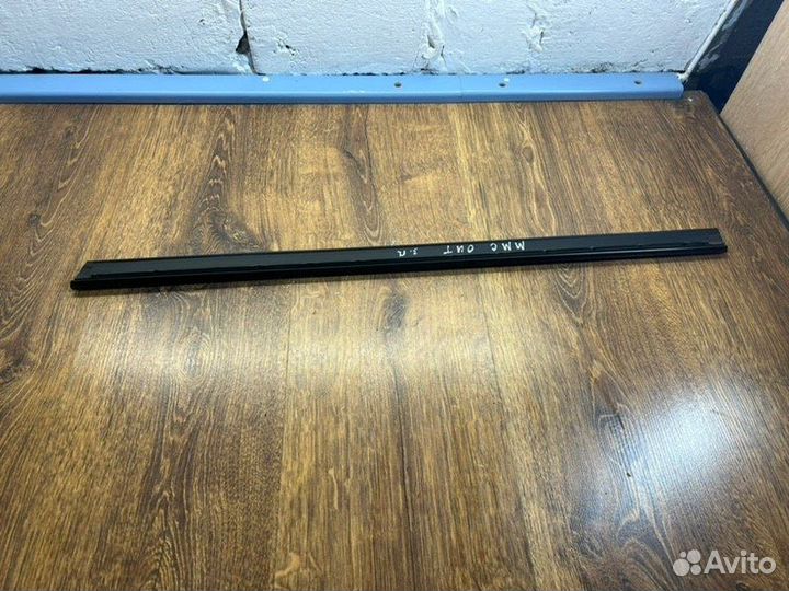 Молдинг стекла задний правый Mitsubishi Outlander