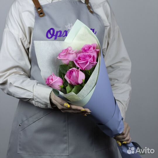 Цветы с доставкой 5 розовых роз 60 см
