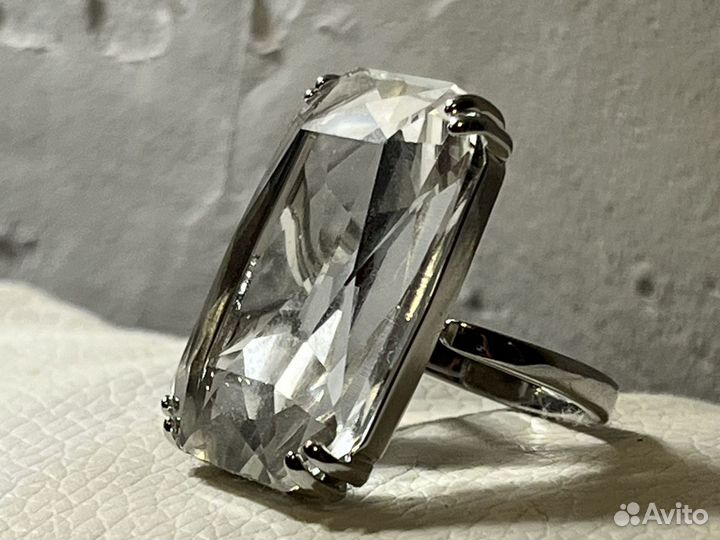 Кольцо с большим прямоуголным кристаллом