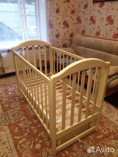 Детская кроватка с маятником