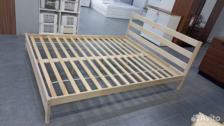 Кровать из массива