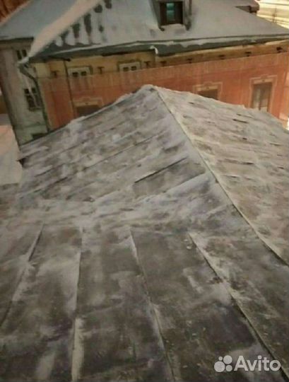 Чистка кровли от снега и наледи, альпинист