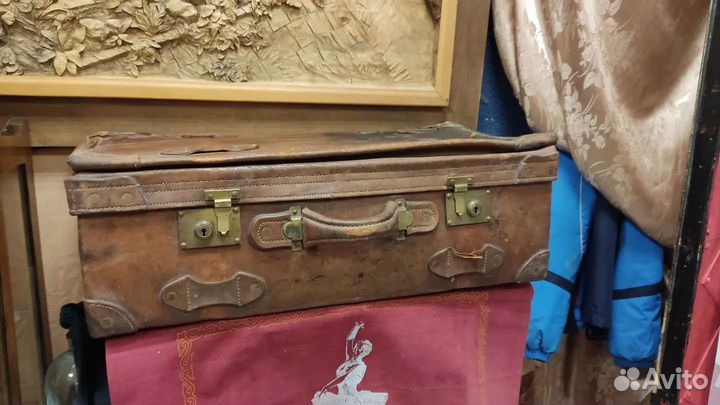 Старинный кожаный чемодан