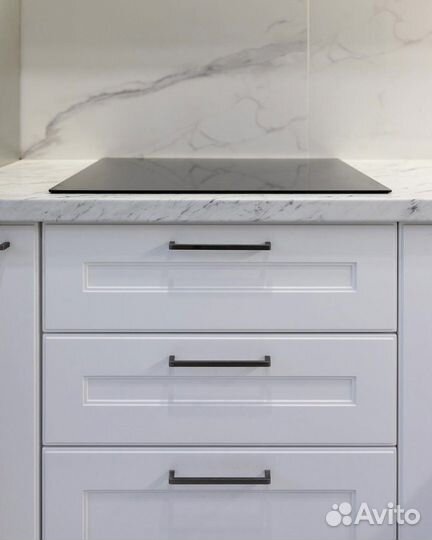 Кухня в потолок с ручками от фабрики