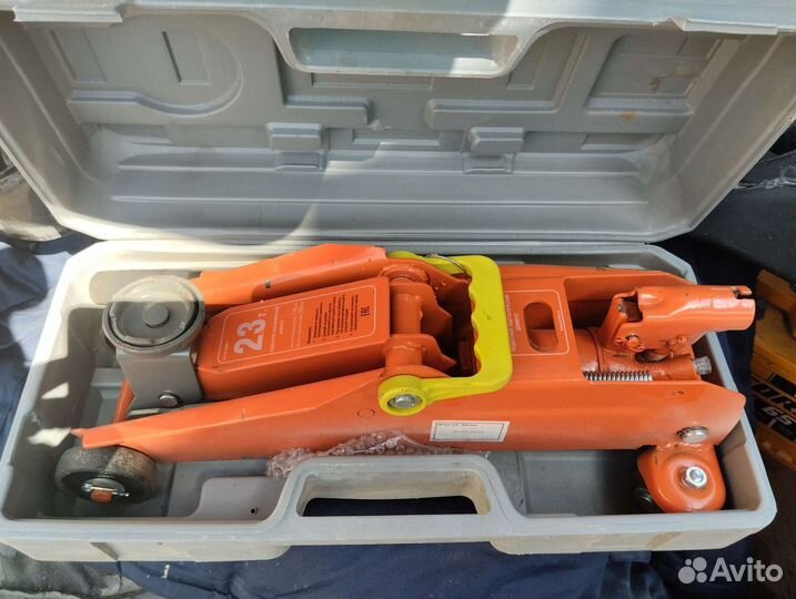 Домкрат подкатной 2.3 т