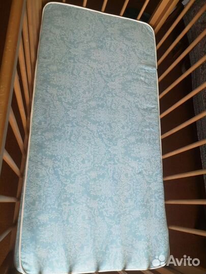 Детская кроватка с маятником и ящиком