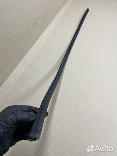 Уплотнитель лобового стекла верхний Мерседес w204